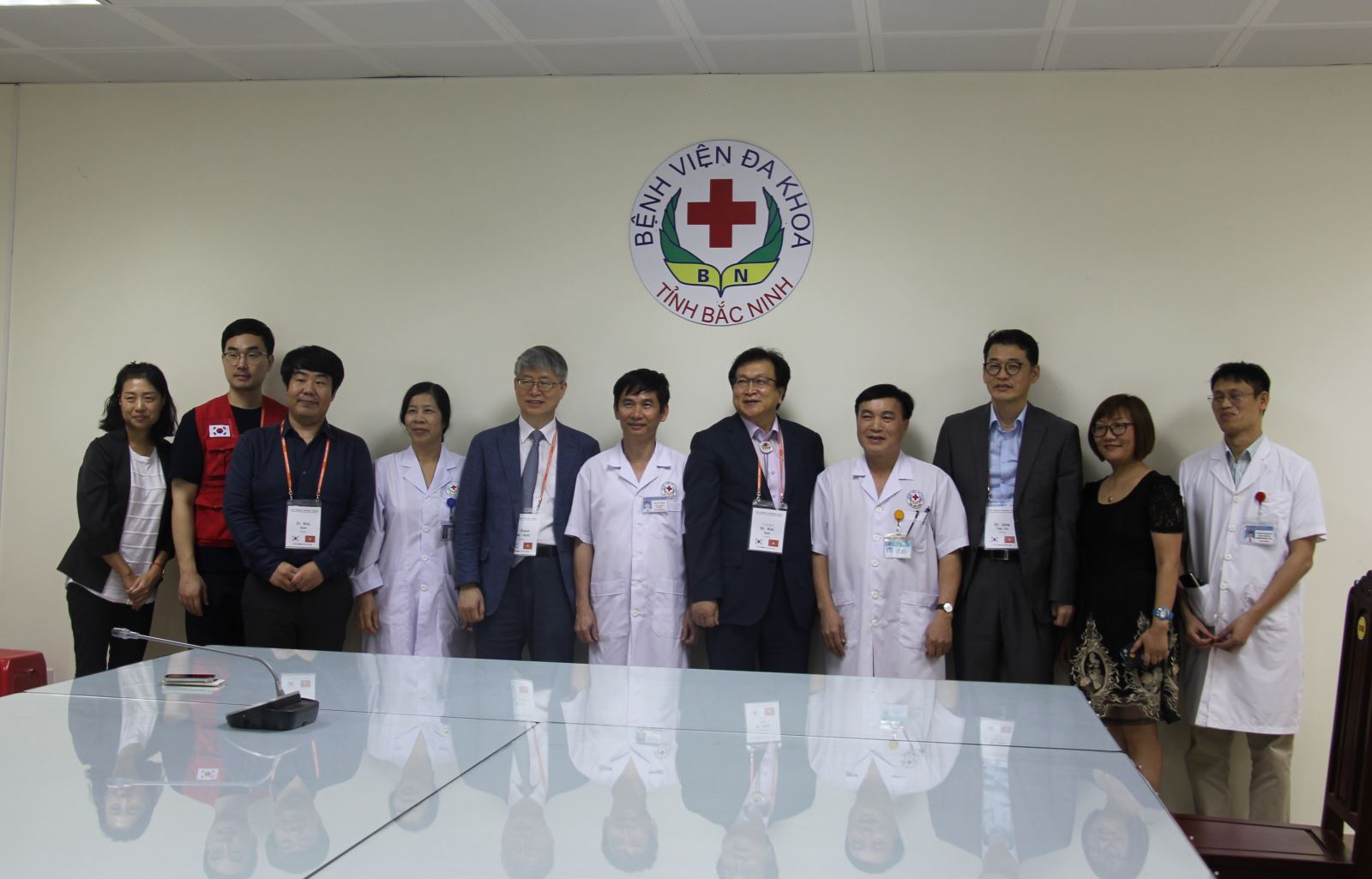 Các đại biểu tham dự hội thảo chụp ảnh lưu niệm cùng các chuyên gia 